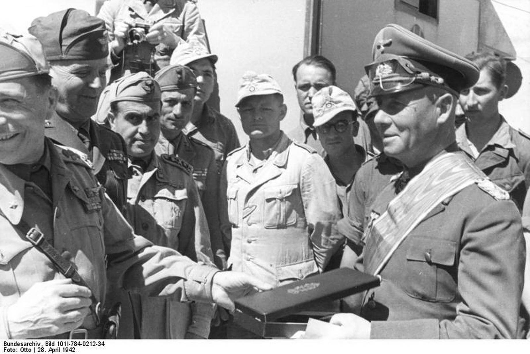 Asisbiz German Cmd Genlt Erwin Rommel With Italian Troops Who Bestowed
