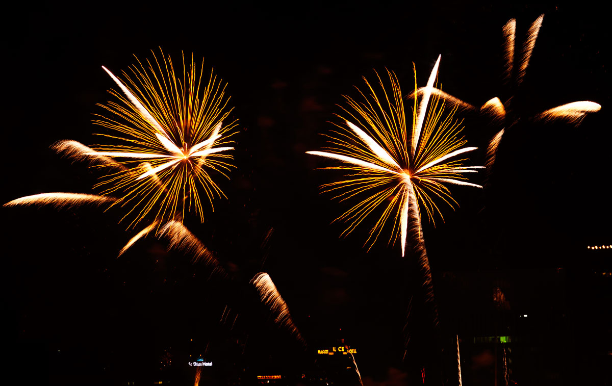 Asisbiz New Year 2011 Fireworks Makati Philippines 038