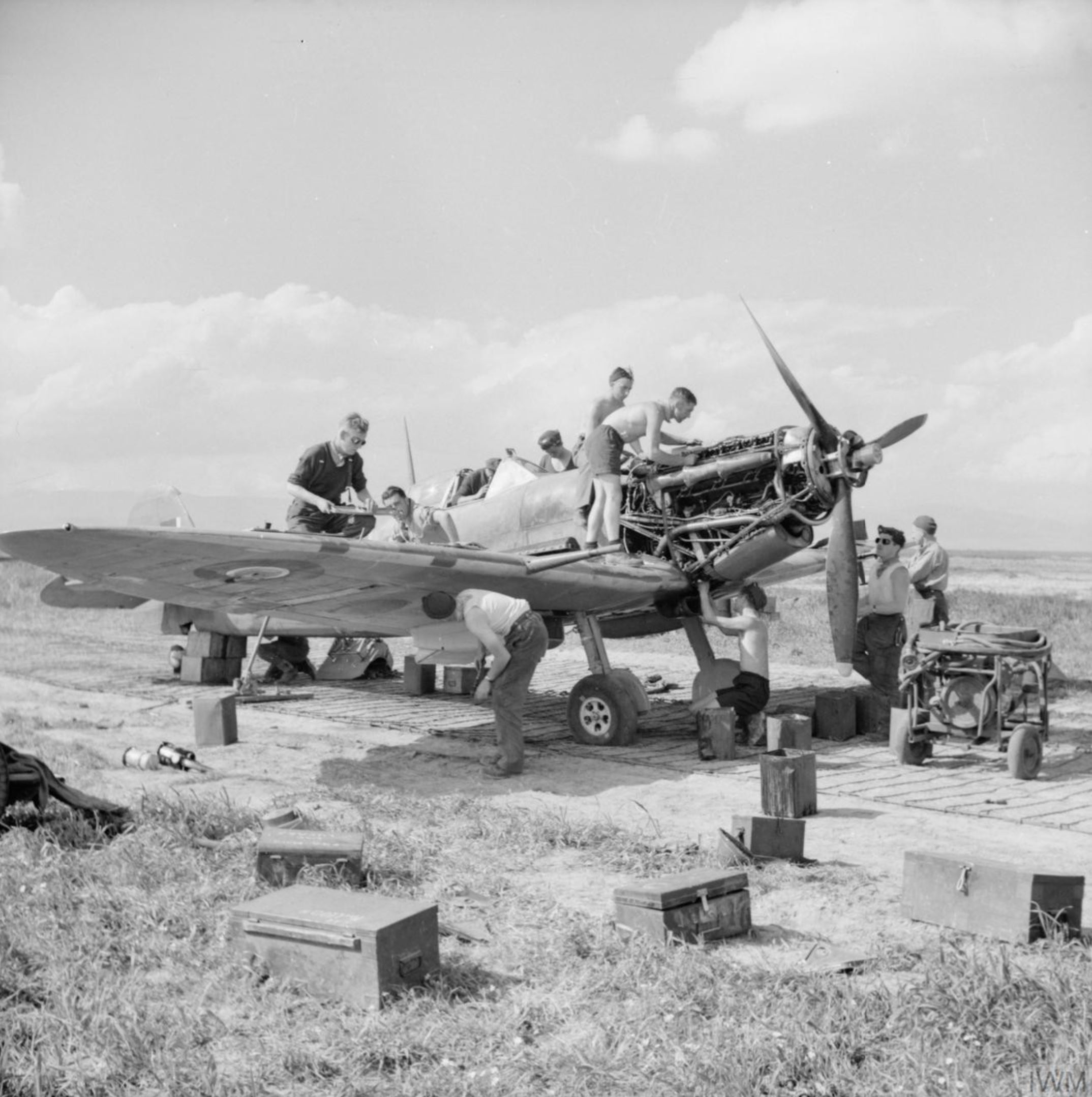 Asisbiz Spitfire MkVbTrop RAF 154Sqn HTE ER676 At Souk El Khemis