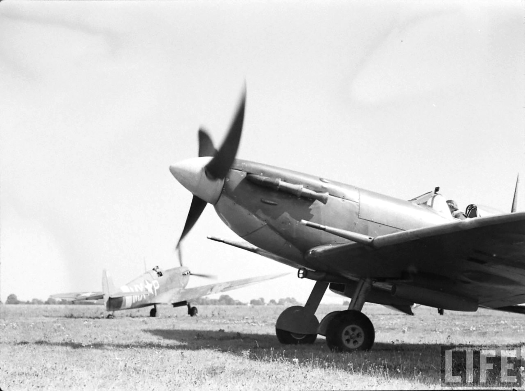 Asisbiz Spitfire MkVb USAAF 12AF 31FG307FS MXP Oct 1942 01