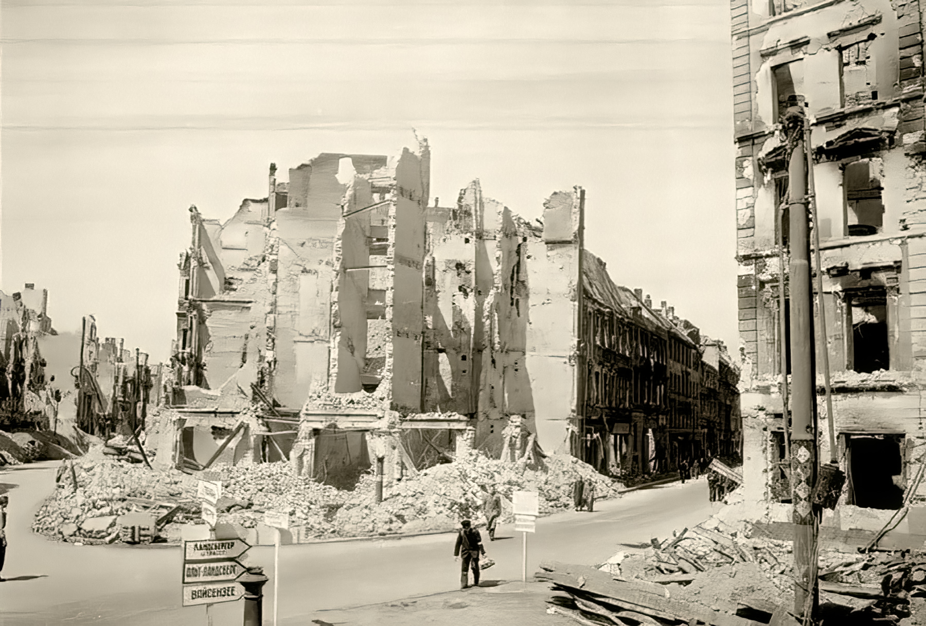 Разрушенный берлин. Разрушенный Берлин 1945. Руины Берлина 1945. Берлин 1945 разрушенные здания.