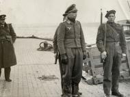 Asisbiz Captured Luftwaffe aircrew POW being escorted to an internment center Battle of Britain 1940 ebay 01