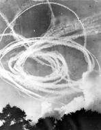 Asisbiz Dogfighting Vapour trails in the sky over London sduring the Battle of Britain 01