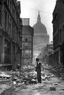 Asisbiz London St Pauls Cathedral escaped the blitz damage 02