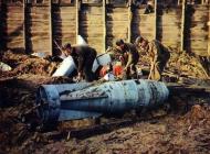 Asisbiz London blitz unexploded bomb being defuesed 1940 01