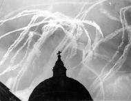 Asisbiz Vapour trails in the sky over St Pauls Cathedral in London during the Battle of Britain 01