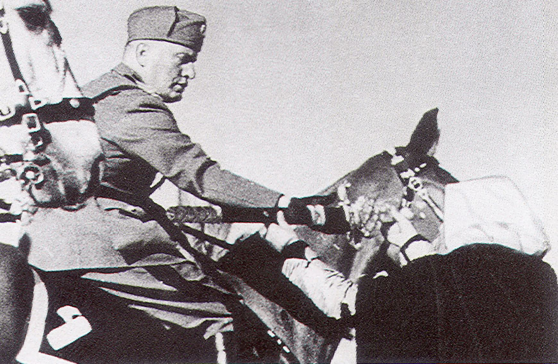 Asisbiz Italian Dictator Benito Mussolini riding a horse whilst in Libya  1941 01