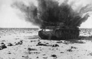 Asisbiz ANZAC's take cover from a near miss beside a German PzKpfw III tank in the Libyan desert 11th May 1942 01