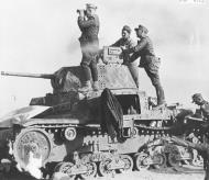 Asisbiz German Cmd GenLt Erwin Rommel Deutsches Afrika Korps DAK at the front lines with Italian unit 18th Jul 1942 NIOD