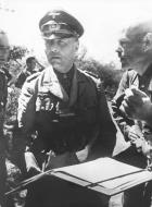 Asisbiz German Cmd GenLt Erwin Rommel Deutsches Afrika Korps DAK meeting suboardinates North Africa 29th May 1942 NIOD