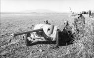Asisbiz German DAK Infranty PaK 38 anti tank crew wait for advancing allied forces Tunisia 1943 01