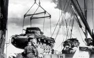 Asisbiz German armor DAK Panzer PzKpfw III being loaded for Tripoli Feb 1941 Sicily 02
