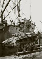 Asisbiz German armor DAK Panzer PzKpfw III being loaded for Tripoli Feb 1941 Sicily 03