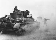 Asisbiz German armor Panzer PzKpfw III after the failed allied counter offensive Operation Battleaxe 22nd Jun 1941 NIOD