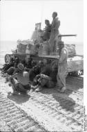 Asisbiz Italian armor Carro Armato M13 40 tank at rest North Africa 1942 Bund 101I 784 0209 15