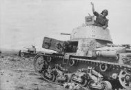Asisbiz Italian armor tanks during the build up to Operation Crusader North Africa 13th Nov 1941 NIOD