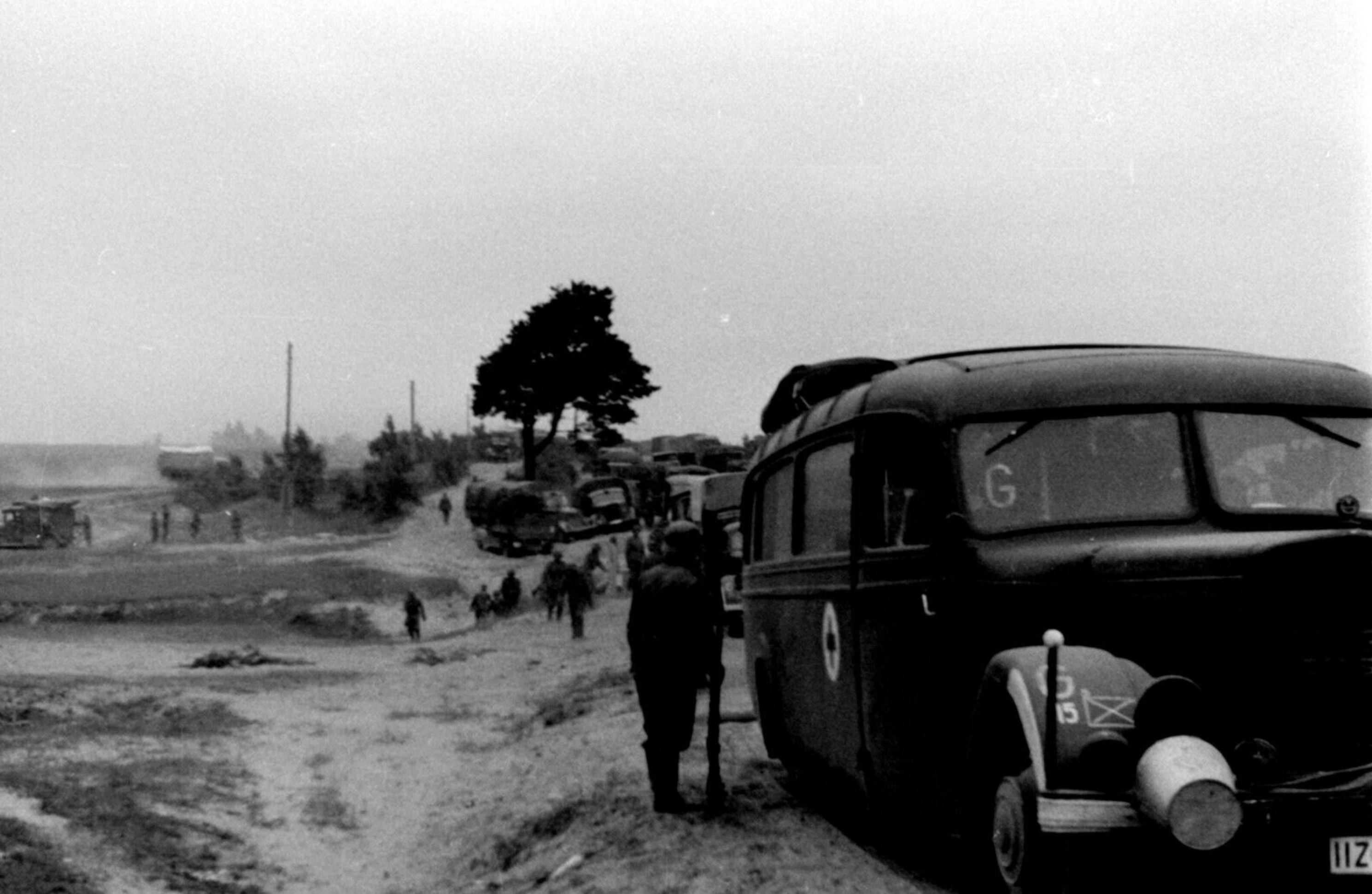 Asisbiz Guderian Panzergruppe 2 medical units arriving after a 