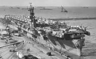 Asisbiz Curtiss P 40F Warhawks being loaded aboard USS Chenango (CVE 28) 02