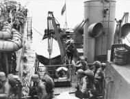 Asisbiz Operation Torch American troops embarking on HMS Sheffield for Algiers 6 9th Nov 1942 IWM A12884