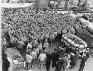 Asisbiz Operation Torch American troops embarking on HMS Sheffield for Algiers 6 9th Nov 1942 IWM A12886