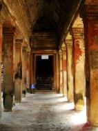 Asisbiz Angkor Wat inner sanctuary gallery columns and passageways 08