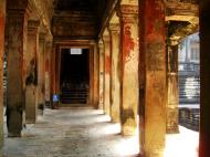 Asisbiz Angkor Wat inner sanctuary gallery columns and passageways 10