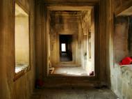 Asisbiz Angkor Wat inner sanctuary gallery columns and passageways 17