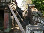 Asisbiz D Banteay Kdei Temple main enclosure inner passageways 22