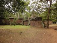 Asisbiz Royal Palace laterite walls Hindu Khleang style Angkor 01