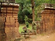 Asisbiz Royal Palace laterite walls Hindu Khleang style Angkor 02