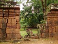 Asisbiz Royal Palace laterite walls Hindu Khleang style Angkor 03