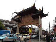 Asisbiz 0 Fangbang Rd (W) cnr Henan Rd (S) entrance with Bronze Chinese Lion guardians Shanghai 06