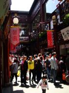 Asisbiz Yuyuan Market narrow passageways Shanghai old town shopping street Shanghai China 03