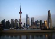 Asisbiz Oriental Pearl Tower Skyscraper viewed Waibaidu Bridge dusk Lujiazui Pudong China 03