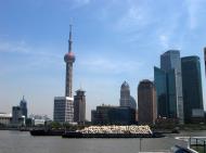 Asisbiz The Bund facing east across the Huangpu River to Pudong Shangri La Hotel China 01