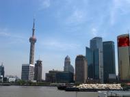 Asisbiz The Bund facing east across the Huangpu River to Pudong Shangri La Hotel China 02