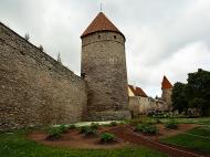 Asisbiz Guard tower and castle walls encasing the old medieval city of Tallinn Suurtuki area Estonia 02