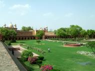 Asisbiz Agra Fort Diwan i Am Hall of Public Audience garden India Apr 2004 01