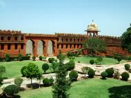 Asisbiz Rajasthan Jaipur Jaigarh Fort compound India Apr 2004 01