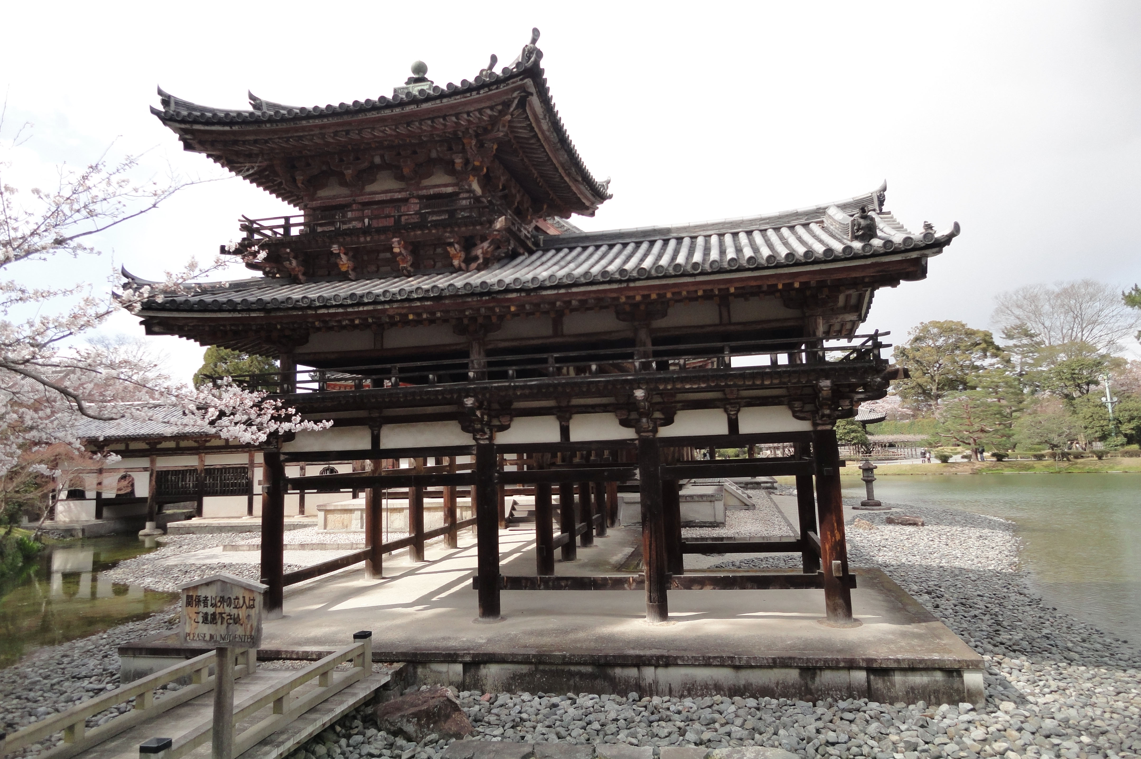 asisbiz-byodo-in-buddhist-temple-right-side-entrance-phoenix-hall-kyoto