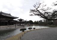 Asisbiz Byodo in temple outer path Phoenix Hall Jodo shiki garden pond Kyoto Japan 07