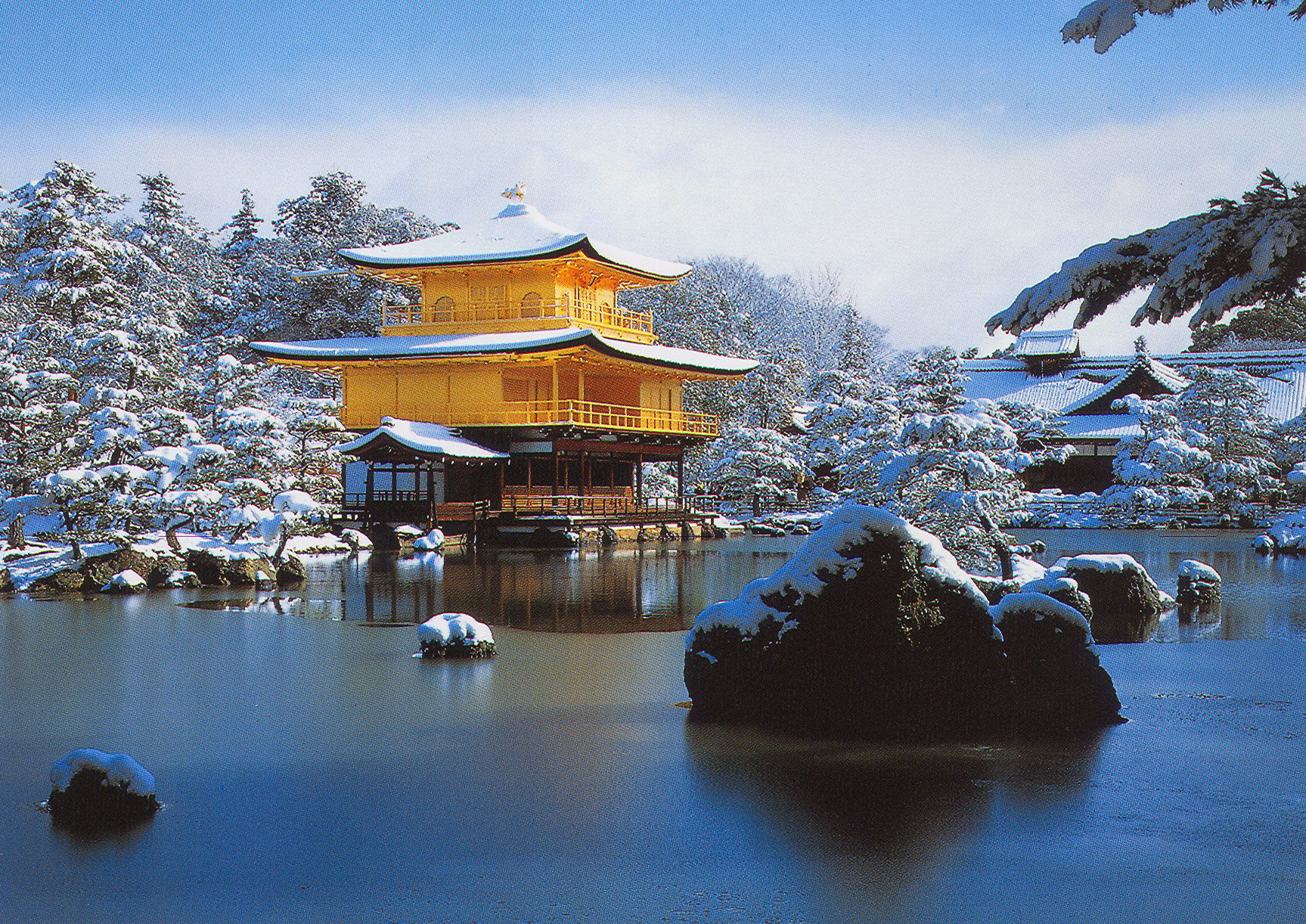 Золотой павильон в Японии Кинкаку дзи