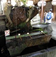 Asisbiz Nigatsu do hall main stone natural spring washing area not for drinking 02