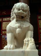 Asisbiz Penang Ke Lok Tempel lion guardians Mar 2001 02