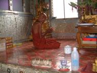 Asisbiz Hmawbi Monastery Sayadow performing prayersDec 2000 02