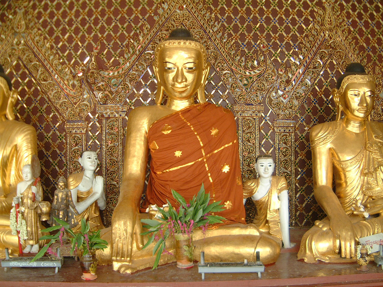 Asisbiz Myanmar Yangon Shwedagon Pagoda Buddhas Oct 2004 02