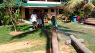 Asisbiz The master shows step by step how to cut straight using chainsaw to produce coco lumber Philippines 01