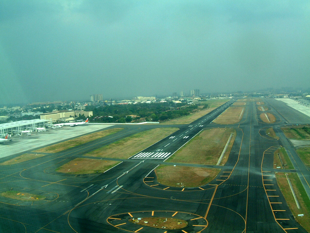 Asisbiz Philippines Ninoy Aquino Airport NAIA Runway 31 13 2004 01