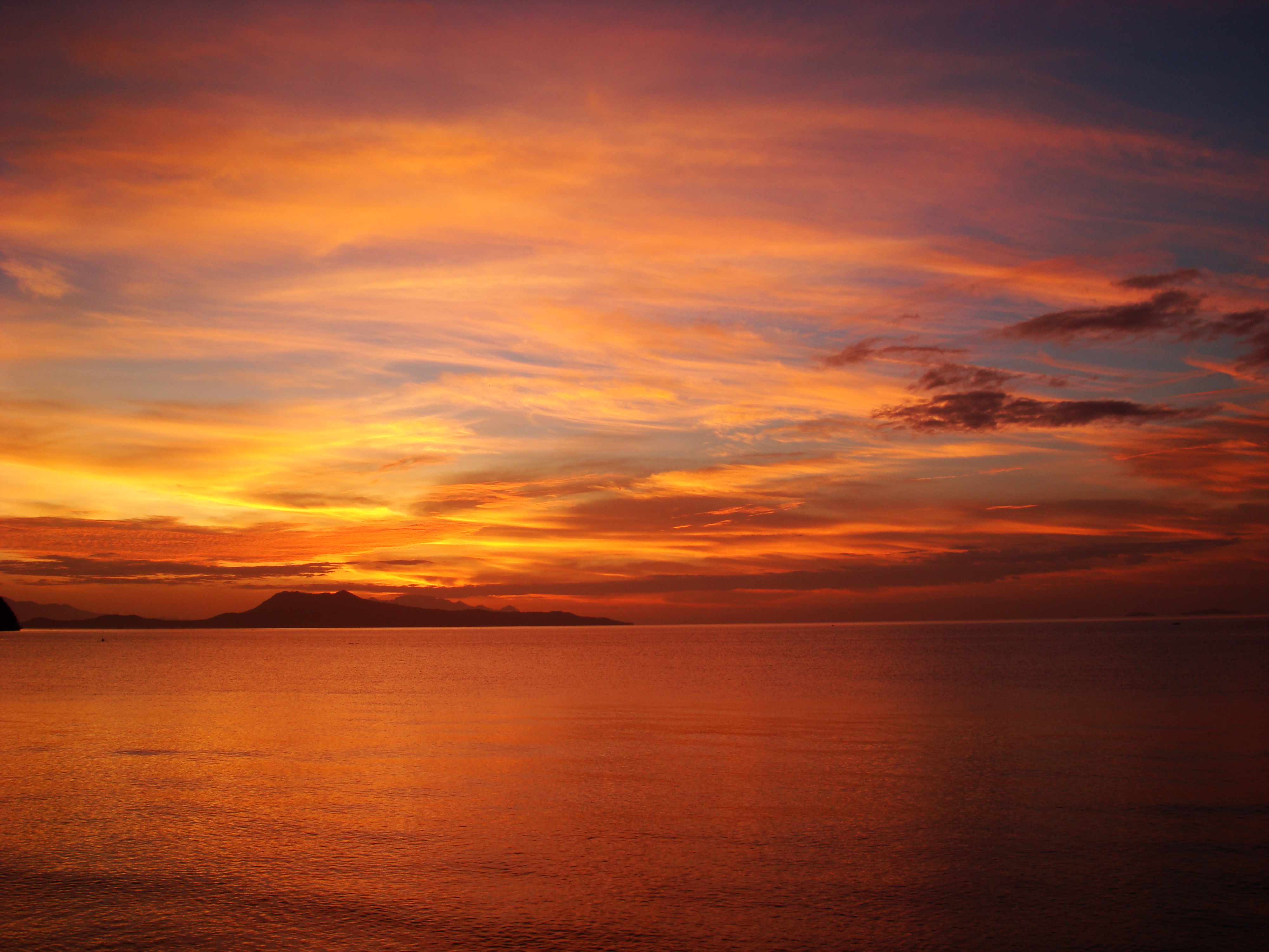 Asisbiz Cloud Shapes Orange Delight Dawn Begins Another Day Varadero Bay Tabinay Philippines 03