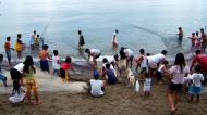 Asisbiz Locals working together to bring in the catch of the day Varadero Bay Tabinay Philippines 11